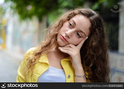 Portrait of young latin woman trying to remember. Woman thinking. Outdoors