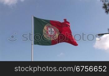 portugiesische Flagge weht im Wind, mit Zoom In