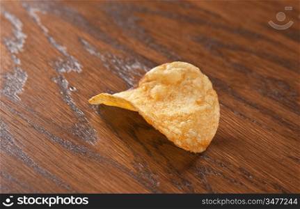 potato chips on a wooden table