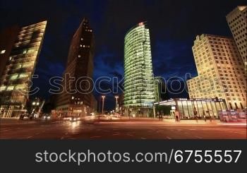 Potsdamer Platz in Berlin. Langzeit-Zeitraffer von der DSmmerung bis in die Nacht. Durchgehender Verkehr mit langen, leuchtenden Lichtstreifen.