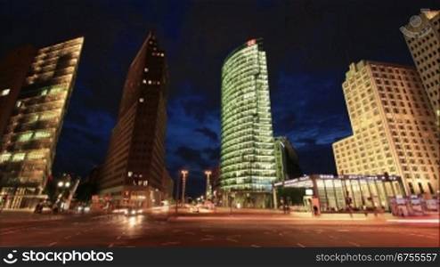 Potsdamer Platz in Berlin. Langzeit-Zeitraffer von der DSmmerung bis in die Nacht. Durchgehender Verkehr mit langen, leuchtenden Lichtstreifen.