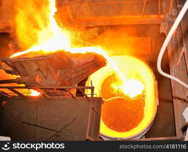 pouring molten steel in transportation device