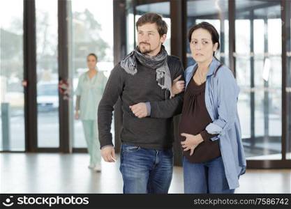 pregnangt couple arriving to the hospital
