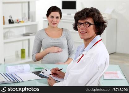 pregnant woman and in obstetrician&acute;s surgery