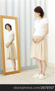 Pregnant woman watching a mirror