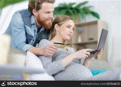pregnat couple is buying online