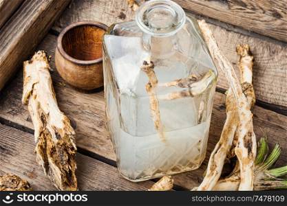Preparation of alcohol tincture from fresh horseradish root. Alcoholic tincture on horseradish