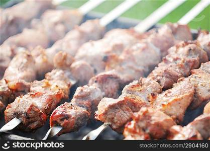 Preparation of meat slices in sauce on fire