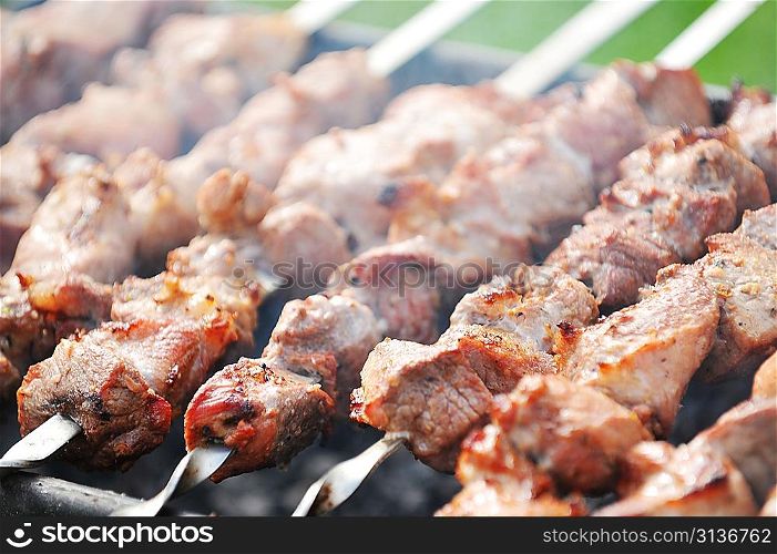 Preparation of meat slices in sauce on fire