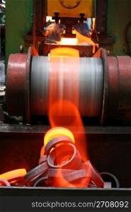 Preparations for bearing with red-hot metal falling from the moving conveyor