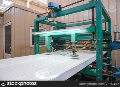 Press machine glutes panel. Plant for the production of sandwich panels from styrofoam. plant for the production of sandwich panels from styrofoam