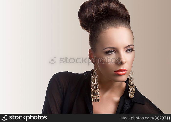 pretty brunette with dark shirt and bag, she looks at left with sensual eyes