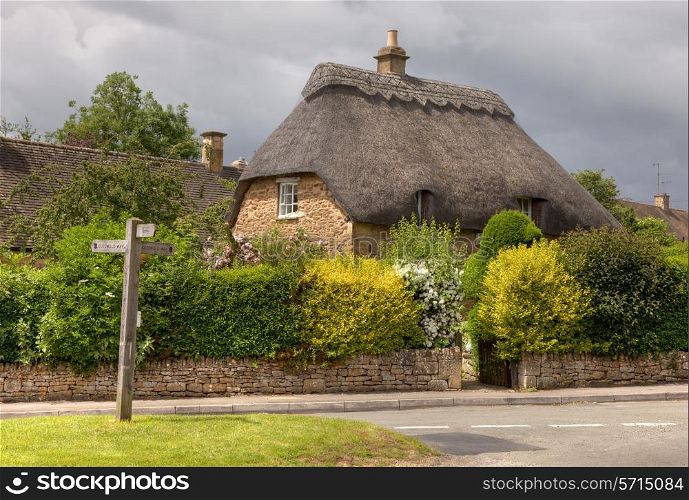 Pretty thatched stone cottage, Cotswolds, Chipping Campden, Gloucestershire, England.