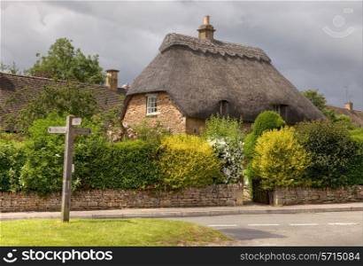 Pretty thatched stone cottage, Cotswolds, Chipping Campden, Gloucestershire, England.