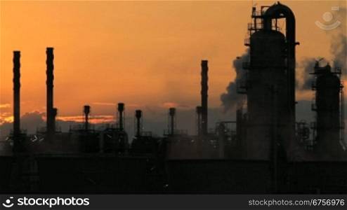 Produktionsanlage der chemischen Industrie mit Syntehesetnrmen und Knhltnrmen bei Sonnenuntergang