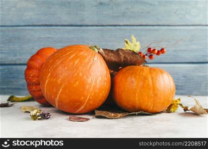 pumpkins with leaves table