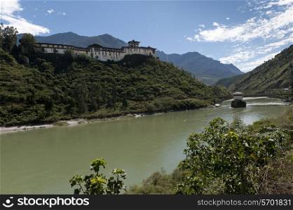 Puna Tsang Chhu River flowing in front of Wangdue Dzong, Wangdue Phodrang, Bhutan