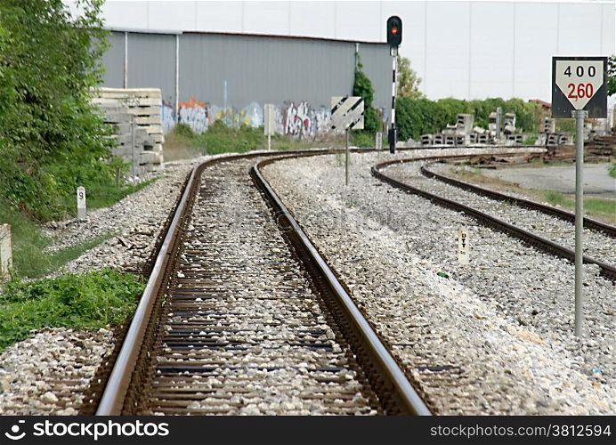 railroad tracks leading zo an infinite distance