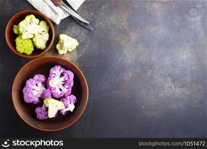 raw cauliflower in bowl, color cauliflower in brown bowl