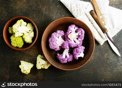 raw cauliflower in bowl, color cauliflower in brown bowl