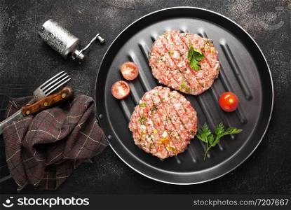 raw ninced meat with salt and spice
