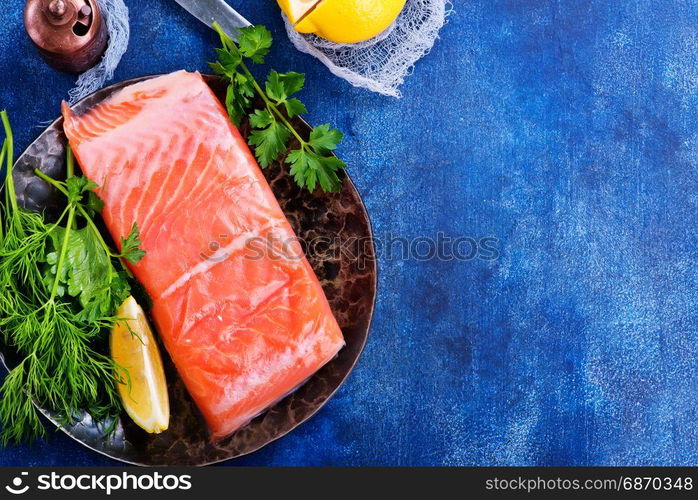 raw salmon with salt and fresh lemon