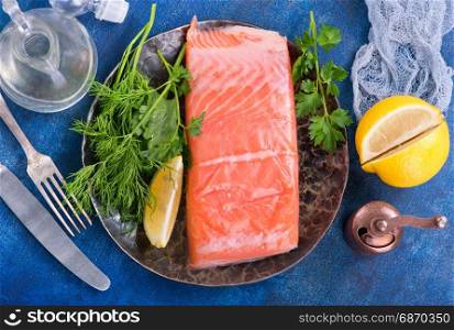 raw salmon with salt and fresh lemon