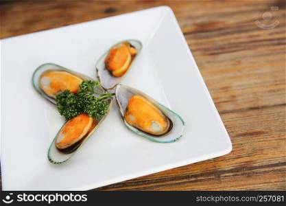 raw sea mussel