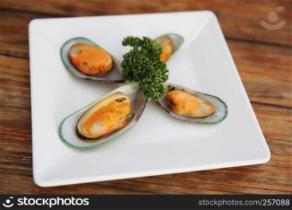 raw sea mussel