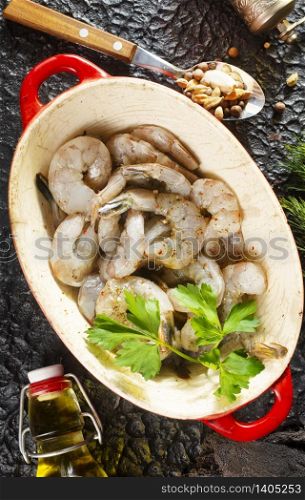 raw shrimps in red bowl, shrimps with spice