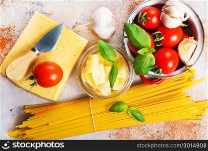 raw spaghetti with cheese and fresh tomato