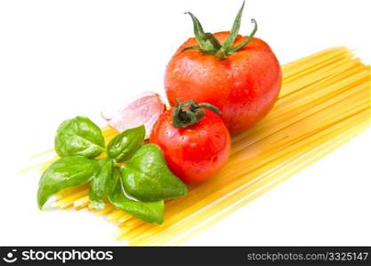 Raw spaghetti with fresh tomatoes