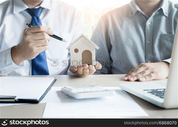 Real estate agent to present the property (house) to customer.