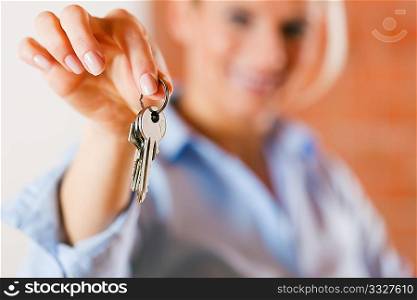 Realtor is giving the keys to an apartment to some clients ? focus on the keys