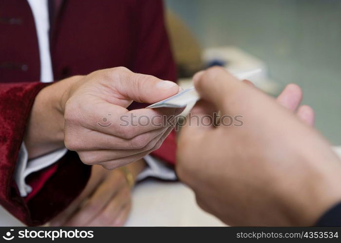 Receptionist&acute;s hand giving the cardkey to a customer