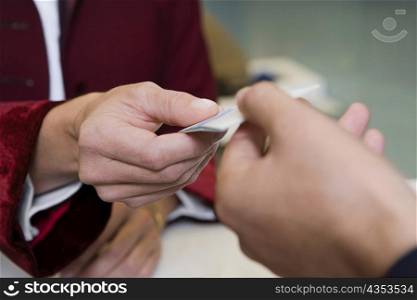 Receptionist&acute;s hand giving the cardkey to a customer