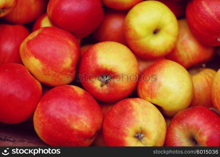 red apples