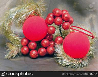 Red New Year&rsquo;s ball, decorative berries and tinsel