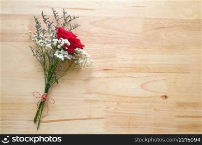 Red roses flower bouquet on wood background, banner with copy space for Valentine&rsquo;s day concept, top view, flat lay