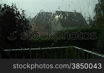 Regen prasselt an Fensterscheibe