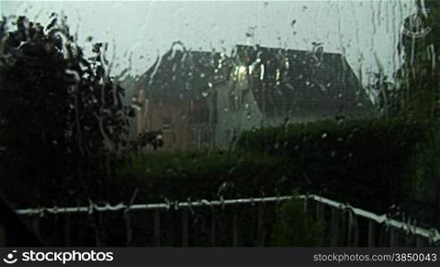Regen prasselt an Fensterscheibe