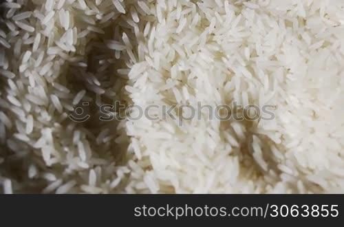 Reis dreht sich in einer an Schale an der Kamera vorbei, some rice is turning before the camera lens
