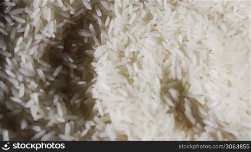 Reis dreht sich in einer an Schale an der Kamera vorbei, some rice is turning before the camera lens