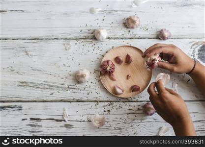 Removing the grains of a head of garlic