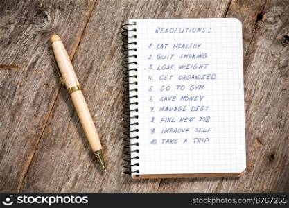 Resolutions listed in the notepad on the wooden background