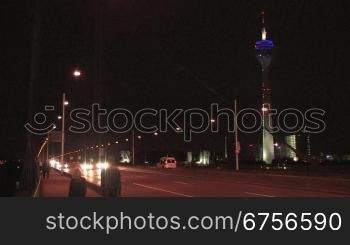 Rheinkniebrncke und Fernsehturm in Dnsseldorf bei Nacht