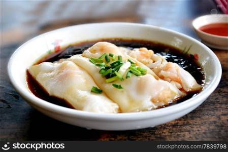 Rice noodle rolls with shrimps and soysauce