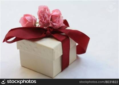 Ring box, decorated with a satin ribbon and pink roses