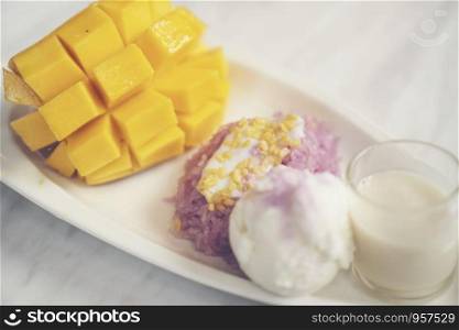 Ripe mango and sticky rice, Thai desserts