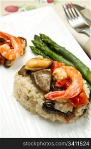 risotto with shrimp, mussels, asparagus and mushrooms